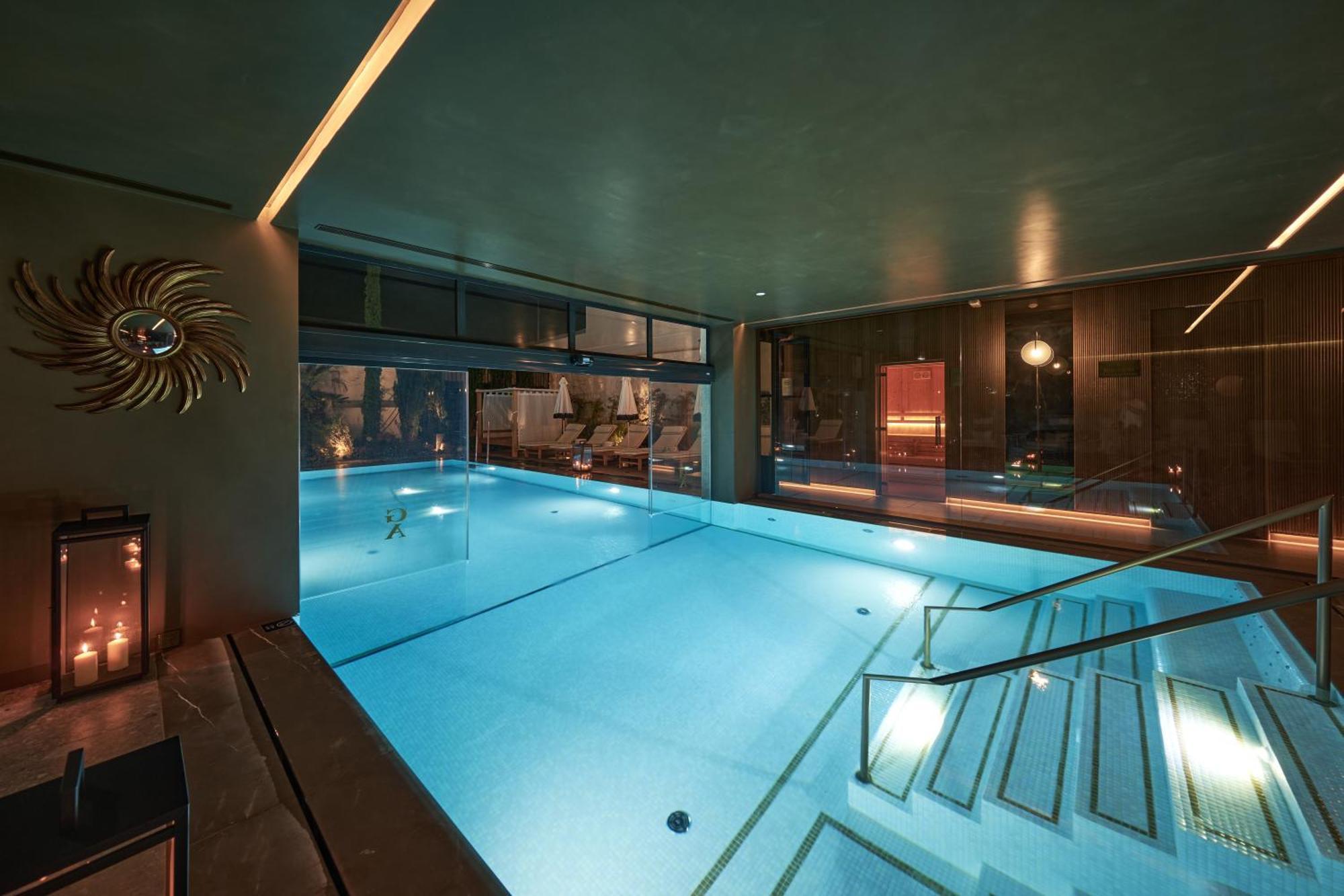 Ga Palace Hotel & Spa, A Xixth-Century Villa 포르투 외부 사진 The swimming pool at the hotel