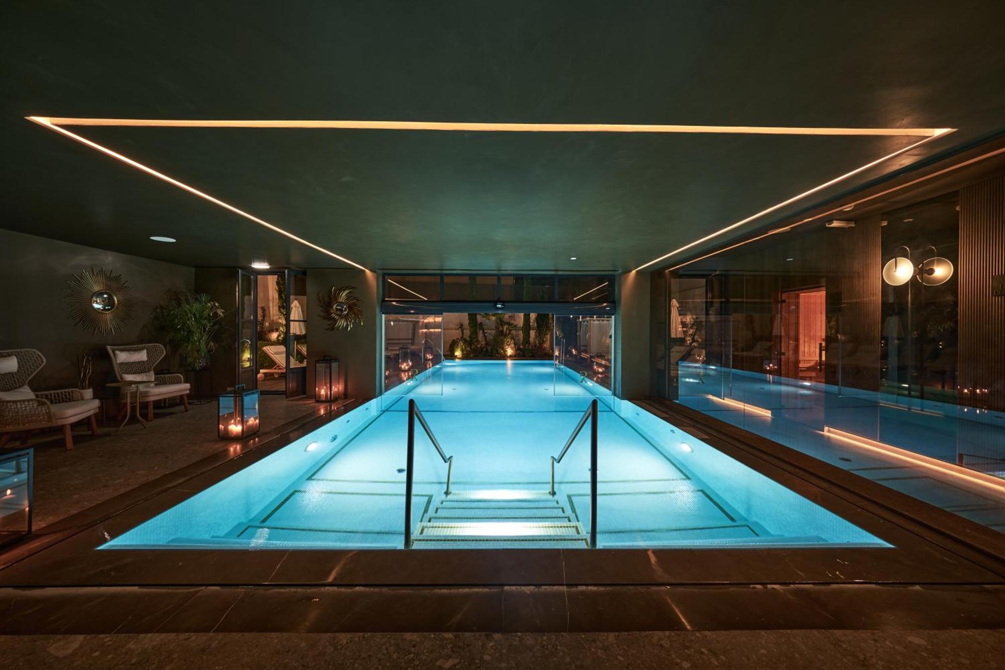 Ga Palace Hotel & Spa, A Xixth-Century Villa 포르투 외부 사진 The pool at the Mandarin Oriental, Munich