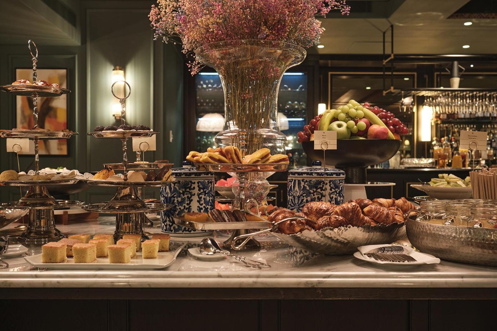 Ga Palace Hotel & Spa, A Xixth-Century Villa 포르투 외부 사진 A buffet at a restaurant