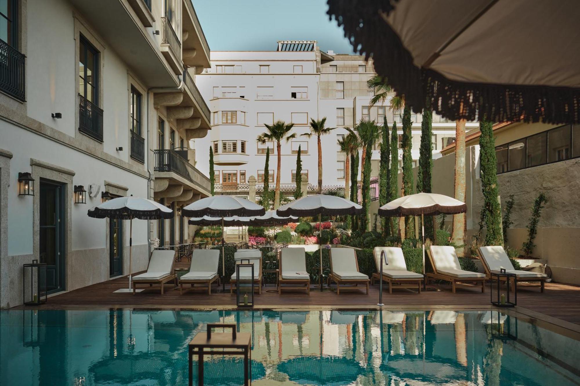 Ga Palace Hotel & Spa, A Xixth-Century Villa 포르투 외부 사진 The hotel's pool